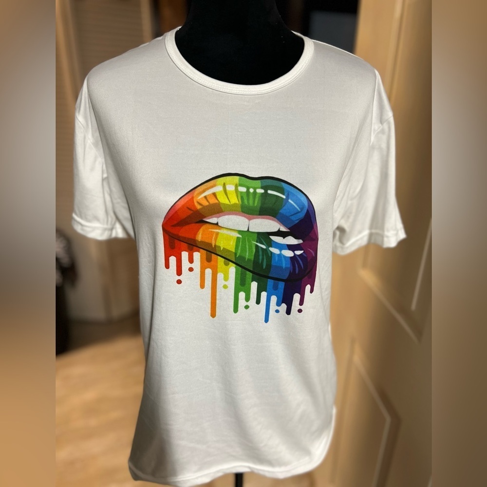 💛💚💙LIKE NEW CHASE RAINBOW LIPS T-SHIRT SZ L💛💚💙